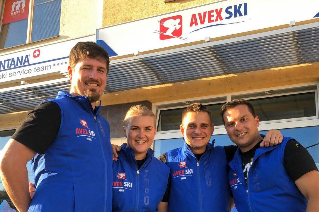 Tým AVEX SKI před prodejnou